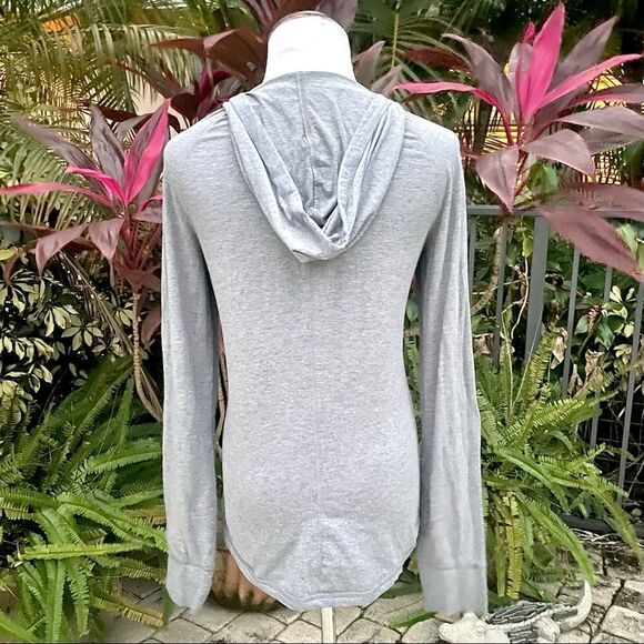 🍍3/$15🍍 Puma Gray Hooded Active Top - Picture 7 of 10
